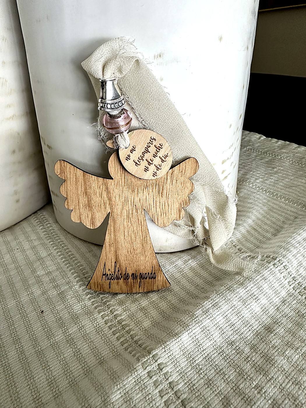 Wooden angel engraved with the Angelito de mi guarda prayer