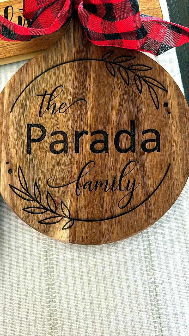 Round engraved board, The Parada Family